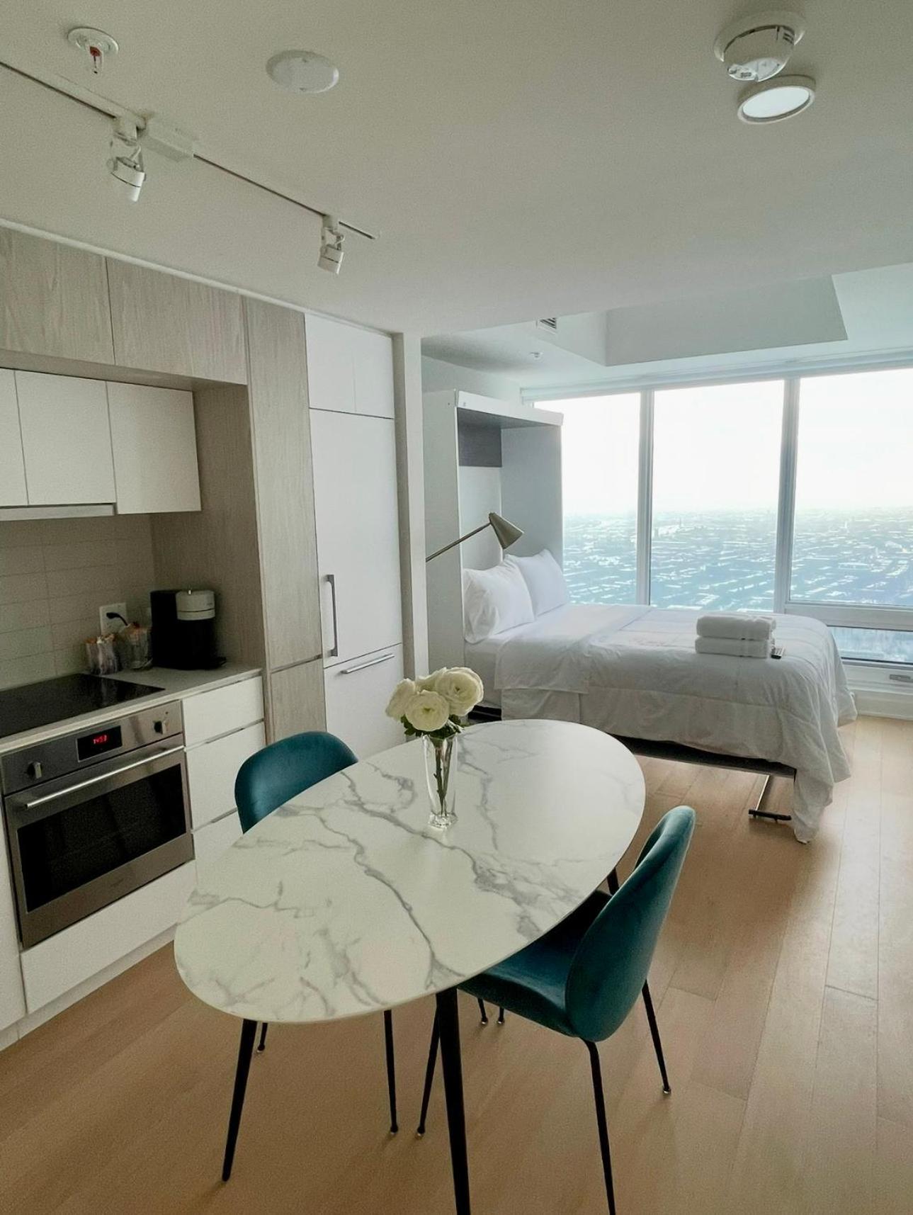 Spectacular Skyline Views - Downtown Montreal - Luxury Condo & Penthouse Room photo